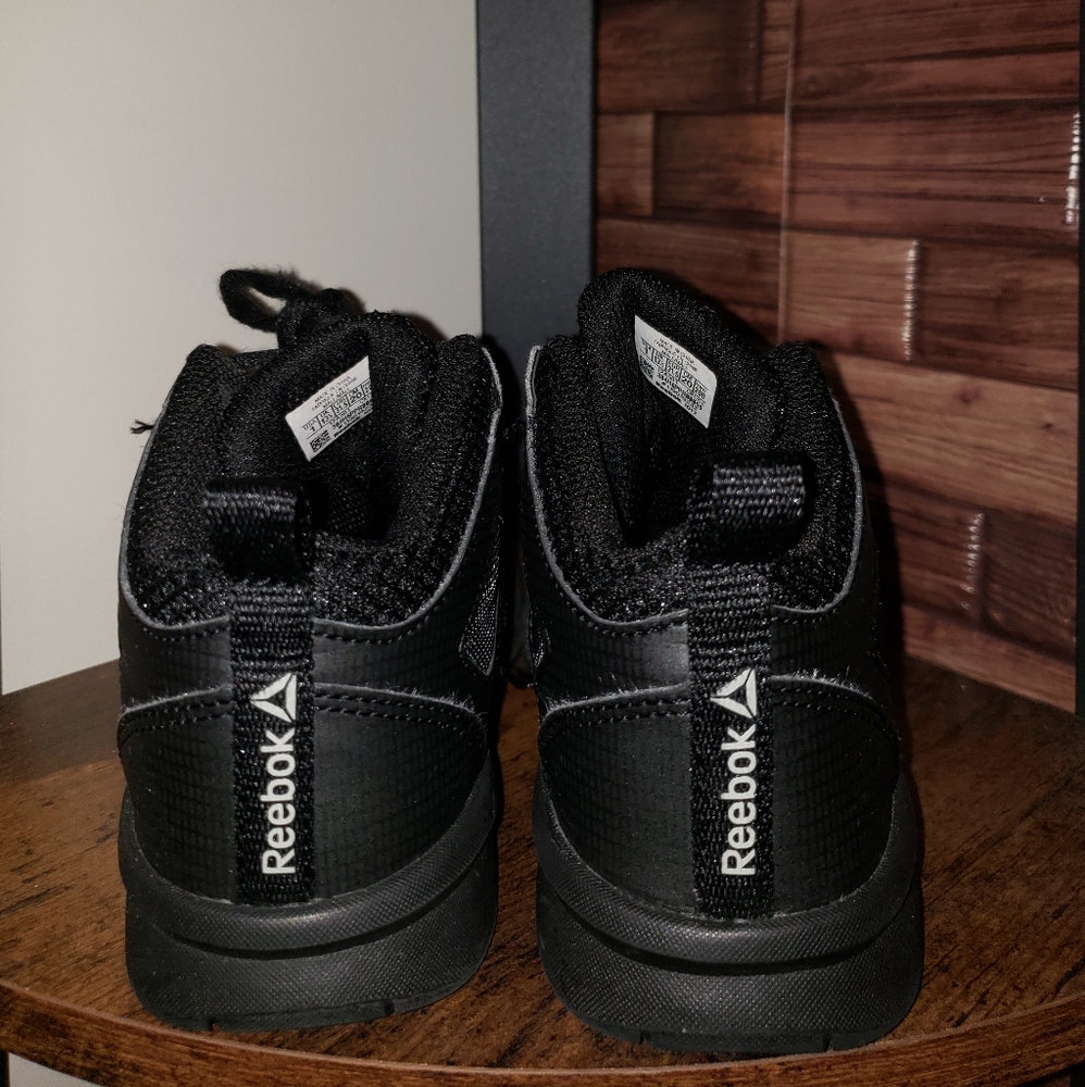 SOLD - Boys Reebok - Picture 4 of 6